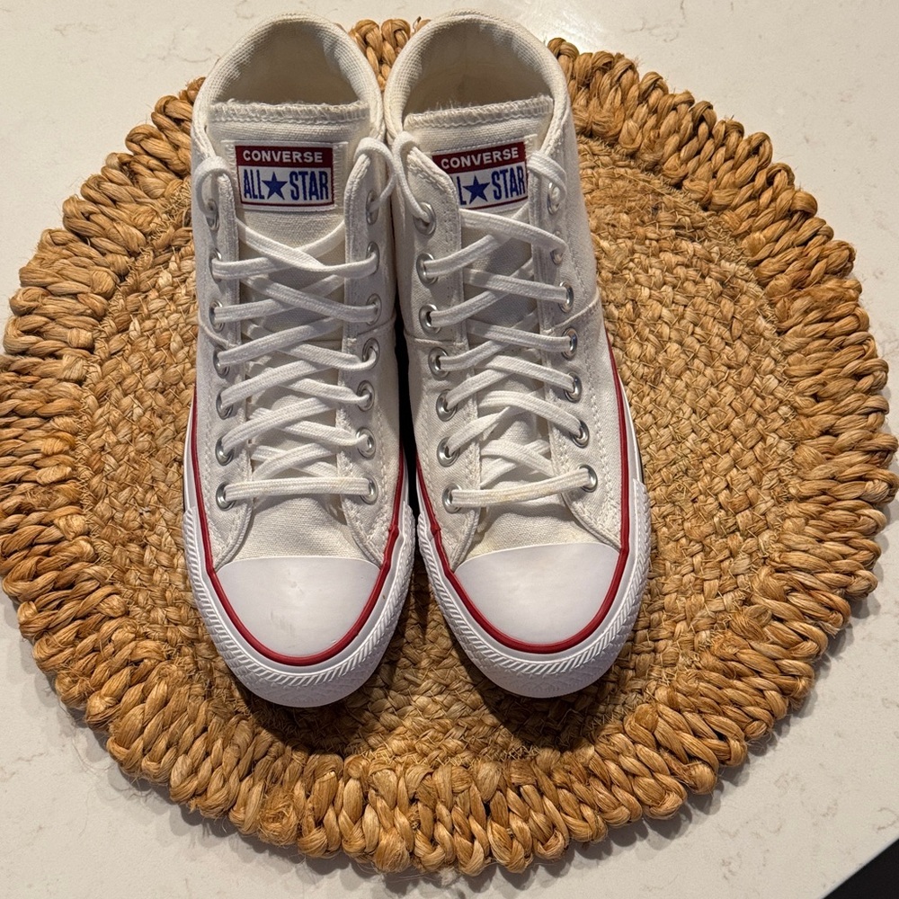 Converse Women’s White and Red Sneakers like new